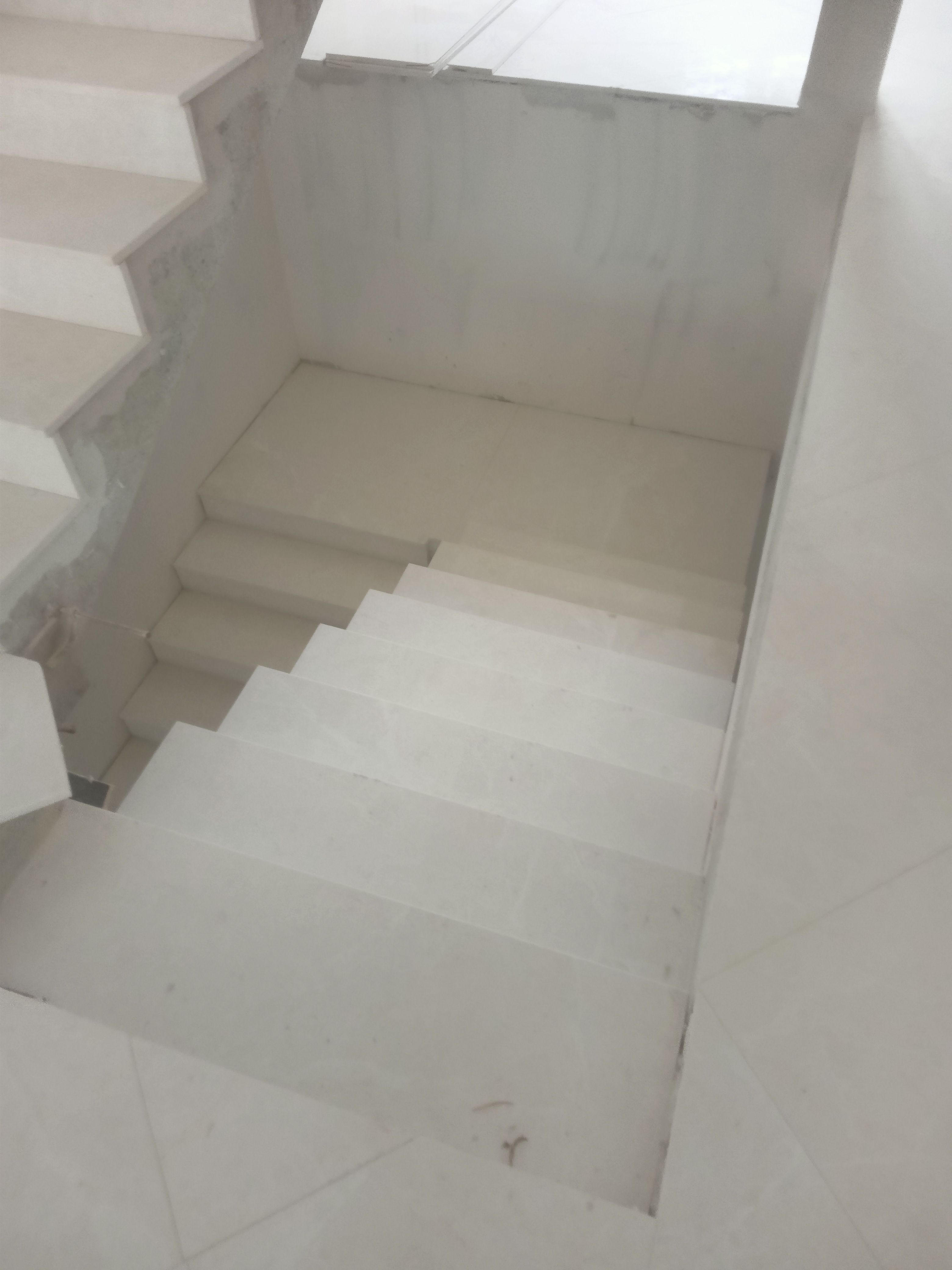 Escalier en marbre blanc